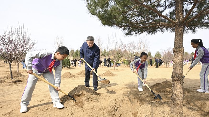 习近平在参加首都义务植树活动时强调 为山川大地增添锦绣 让中国式现代化底色更加亮丽