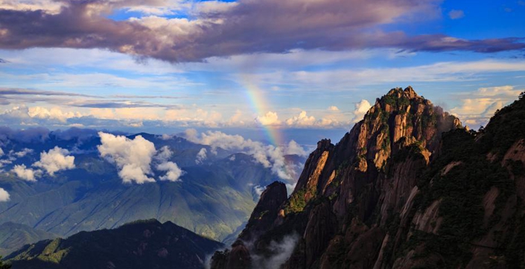 [黄山]黄山雨后云海壮观 彩虹悬挂于群山之间