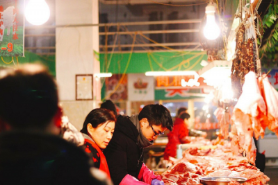 【镜头】欢欢喜喜办年货  团团圆圆迎佳节