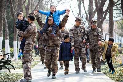 镜头｜弘扬雷锋精神 传递温暖力量
