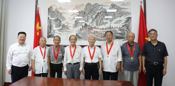 阜阳：召开“光荣在党50年”老党员老干部座谈会