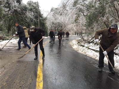 【镜头】干部扫雪忙 关键时候显担当