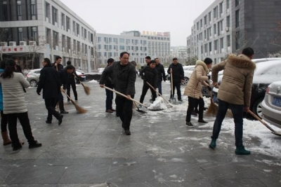 旌德：纪检干部齐行动  扫除积雪助群众