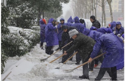 【镜头】合肥：大雪来袭 纪检干部扫雪忙