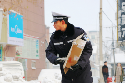 【镜头】：向风雪中的劳动者致敬