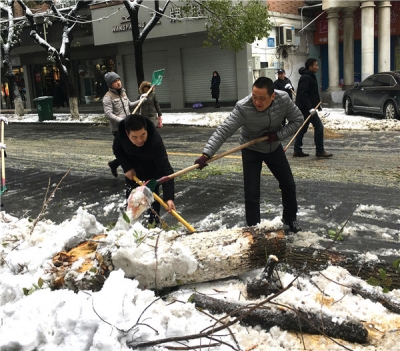 【镜头】在风雪中逆行