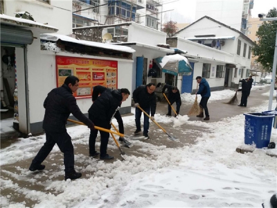 【镜头】纪检监察干部齐心协力应对低温暴雪天气