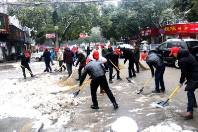 【镜头】瑞雪兆丰年 除雪便民行