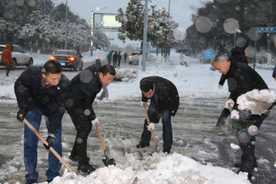 芜湖：暴雪来袭纪检监察干部清雪忙