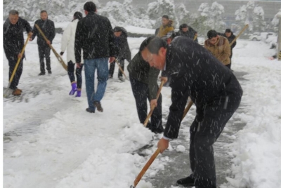 滁州:大雪纷飞中 纪检干部铲雪忙