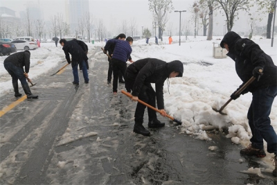 【镜头】霍山：纪检监察干部积极投身战风斗雪一线