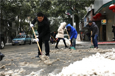 【镜头】防雪除冻 纪检人在行动
