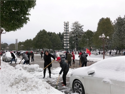 【镜头】扫雪除冰 作风督查两不误