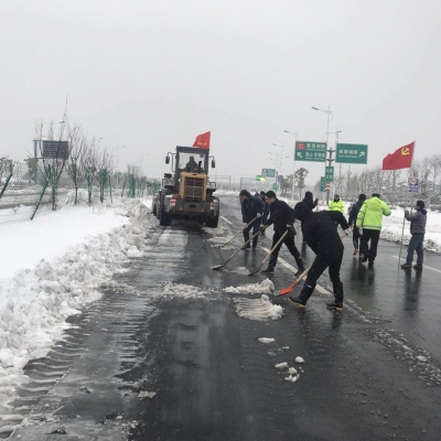 【镜头】寒风暴雪中 我们在行动