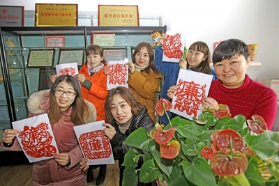 芜湖镜湖：剪“廉”花 寄廉语 廉洁新风送企业