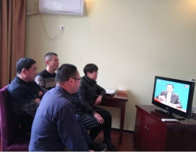 【镜头】池州贵池：纪检监察干部认真学习贯彻全国“两会”精神