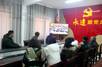 【镜头】广大党员干部群众积极关注两会盛况