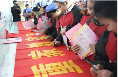 望江：举行“注重家风家教 培育家国情怀”赠书签名活动