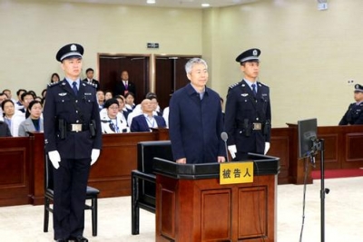 夯实管党治党责任，让卢恩光式干部无路可走