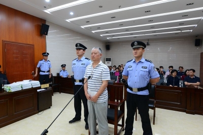被控受贿500万余元 挪用公款8150万元 安徽出版集团原董事长王亚非出庭受审 