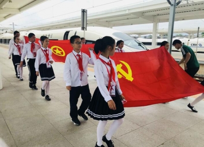 【镜头】红领巾相约中国梦 党团队旗传递接力