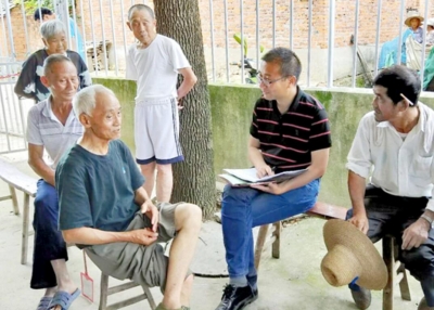 【镜头】烈烈党旗迎风展 初心不改跟党走