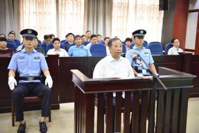 原安徽省卫生厅党组成员、纪检组长吴敦武受审 被控受贿、利用影响力受贿160余万元 
