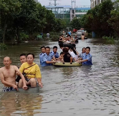 【镜头】暴雨无情人有情 抗洪抢险保民生