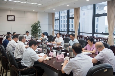 省纪委常委会召开"讲严立"专题警示教育民主生活会