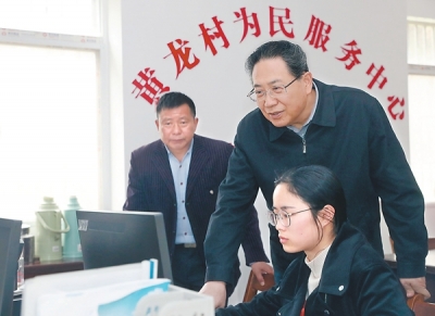 李锦斌在大别山革命老区督导调研脱贫攻坚工作