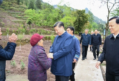 习近平在重庆考察并主持召开解决"两不愁三保障"突出问题座谈会