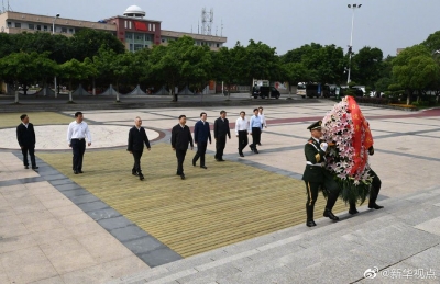习近平向中央红军长征出发纪念碑敬献花篮