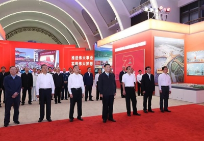 习近平在参观“伟大历程　辉煌成就——庆祝中华人民共和国成立70周年大型成就展”时强调 高举旗帜团结一致锐意进取 为夺取新时代中国特色社会主义伟大胜利不懈奋进