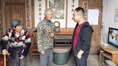 【中国纪检监察报】向“时代楷模”李夏学习① 脚下有泥土 心中有群众