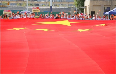 镜头 | 我和国旗合个影
