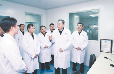 李锦斌走访慰问疫情防控一线的医护人员和干部职工