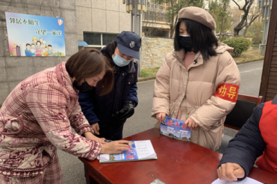旌德：纪检干部进社区 争做最美“逆行者”