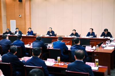 李锦斌主持召开省委理论学习中心组学习会议