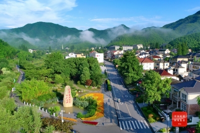 用铁的纪律守护绿水青山