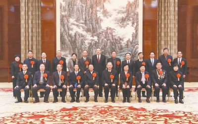 李锦斌会见我省离退休干部先进集体和先进个人代表
