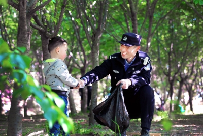 镜头 | 学习雷锋好榜样