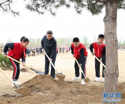 习近平等党和国家领导人参加首都义务植树活动