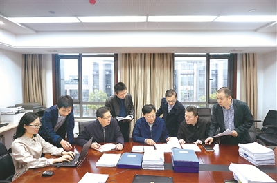 【中国纪检监察报】安徽农商行系统13名高管被查：严惩靠行吃行利益输送