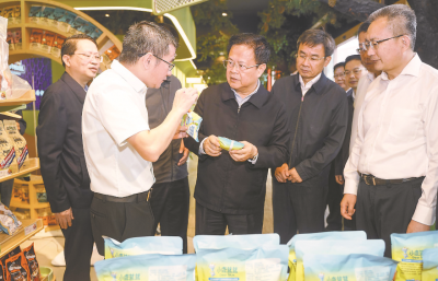 郑栅洁在芜湖市调研时强调  发挥优势抢抓机遇拉高标杆 在服务和融入国家战略上展现更大作为