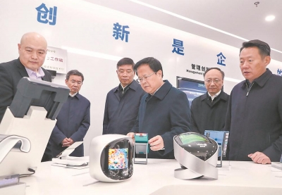 郑栅洁在合肥市调研新型显示产业发展时强调  坚持高端引领龙头带动 打造具有重要影响力的新兴产业聚集地