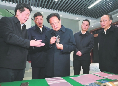 郑栅洁在铜陵市调研时强调  推动制造业高质量发展 夯实共同富裕的物质基础