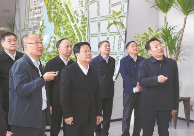 郑栅洁在合肥调研骆岗中央公园、滨湖国际会展中心二期建设时强调  打造具有国际影响力的高能级发展平台 努力实现经济社会生态效益的有机统一