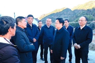 郑栅洁在岳西县住村走访宣讲党的十九届六中全会精神时强调  从党的百年奋斗历程中汲取智慧和力量 推进乡村全面振兴让人民生活更加美好