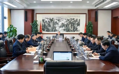 刘海泉主持召开省纪委常委会会议暨理论学习中心组学习会 站稳人民立场 坚持不懈纠“四风”树新风