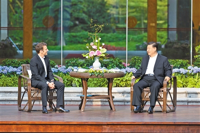 习近平同法国总统马克龙在广州非正式会晤